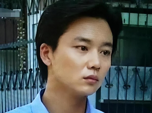 45岁逆袭的演员：从默默无闻到事业巅峰，爱情再续新篇！