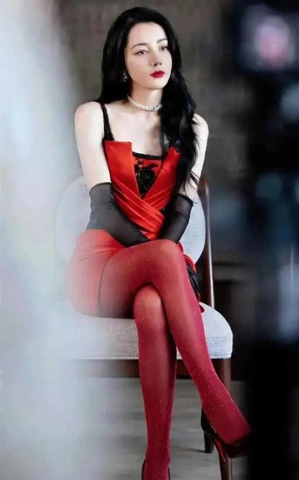 红毯杀手！迪丽热巴红裙配高跟红丝袜，这波造型直接封神！