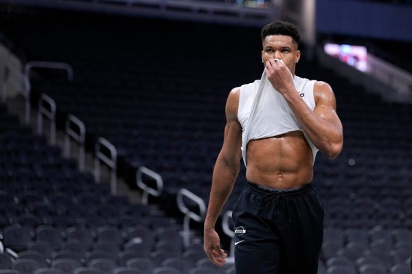 new orleans pelicans v milwaukee bucks