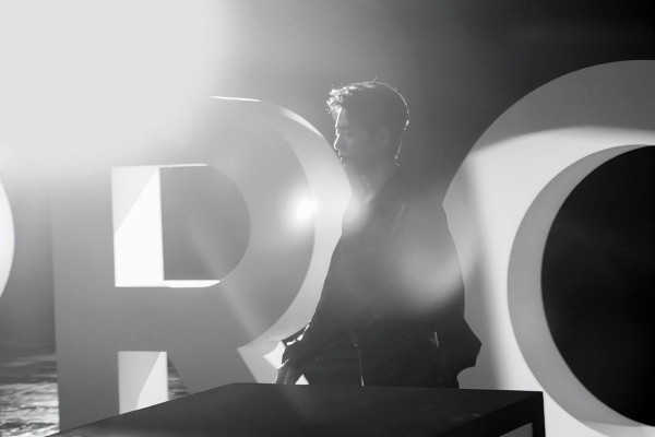 肖战深夜更新高清写真，神颜无可挑剔，每一张都如同艺术品般精美