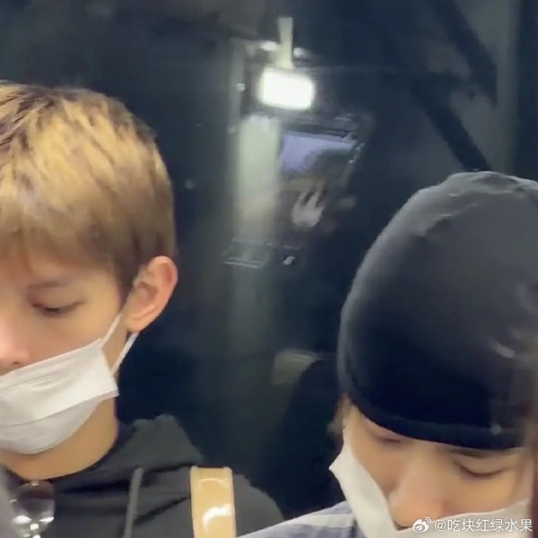 赵雨凡机场刷手机引争议，粉丝技术分析还原4秒真相