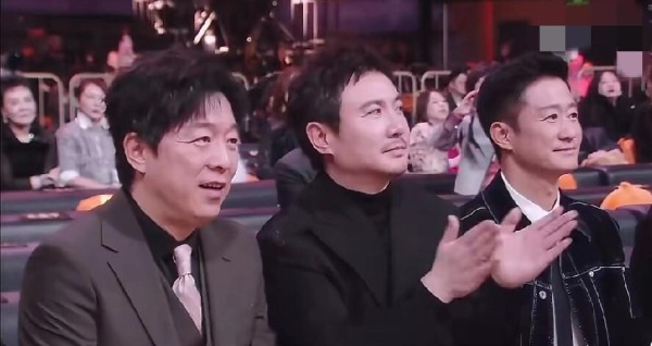 杨幂领完奖准备下台时，坐在台下的沈腾见状立刻飞奔到杨幂身边，那副郑重其事的模样，让杨幂本人瞬间懵在原地，被镜头精准捕捉