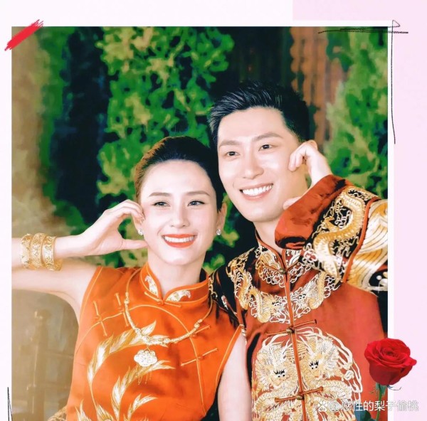 牵手动作尴尬又犹豫，网友却说这是恩爱表现，谁真把明星演技当真感情看？公开场合套路满满，真情都被合同绑着，别被假象骗了眼睛