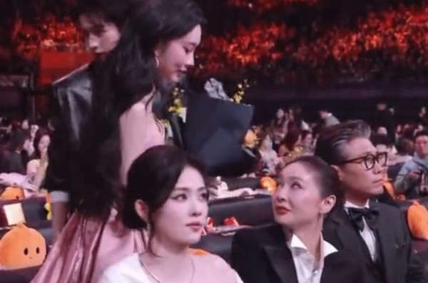 2月6日之夜名场面！白鹿正与孟子义高叶热聊，见张凌赫走来当场翻白眼，画面被镜头全程拍个正着，引网友热议！