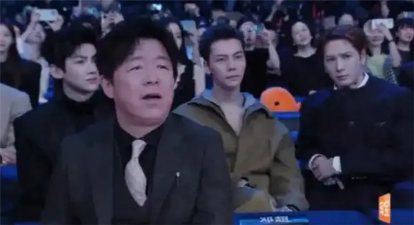 宇树机器人台上热舞 台下舞王四脸看懵 黄渤白敬亭被赶上架赛博斗舞