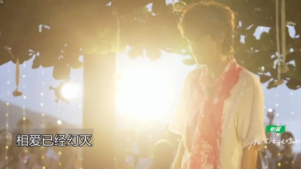 周传雄在海滩唱《黄昏》，画面太美好，50多岁声音依然动人！