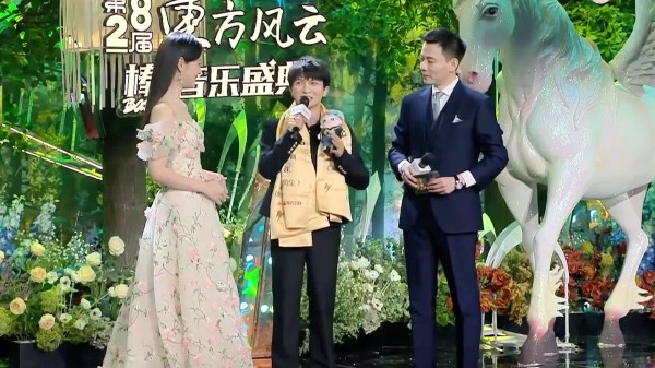 周深得奖最爱欢迎男歌手等大奖，“上领奖台就像回家”