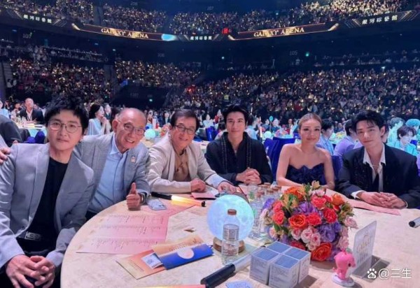 湾区晚会三代巨星罕见同框！成龙向肖战丢玩偶，容祖儿贴心整领带，幕后这一幕太暖