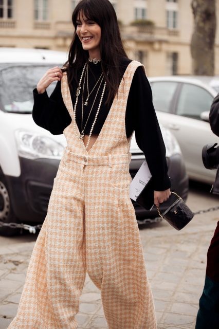 怎麼穿2024年的明星色柔和桃Peach Fuzz？看看時尚達人們的演繹