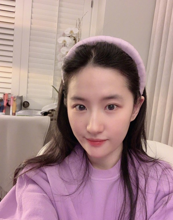 今年的流行色只知道香芋紫吗？看明星穿搭就知道，这些颜色也流行