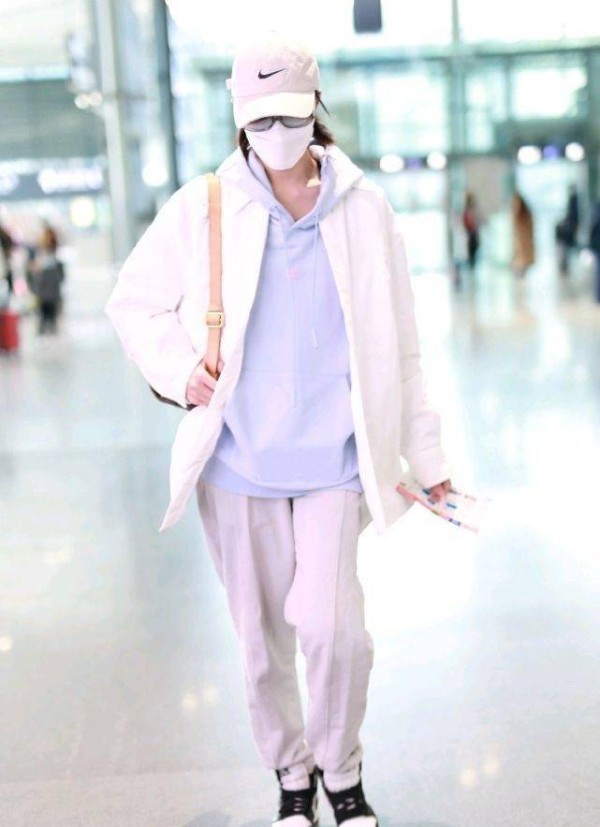 明星也来赶春潮了，春意暖暖的亮色系是主调，快来参考学习一下吧