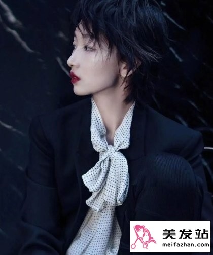 周冬雨短发造型