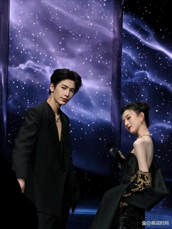 程潇张予曦陈昊宇亮相微博之夜红毯 风格各异引关注