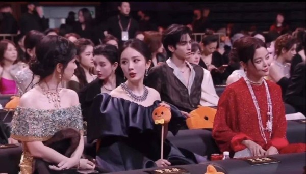 2025微博之夜：乱成一锅粥了，趁热倒了吧