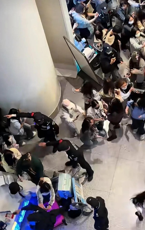 再不制止，这些人都疯了！2月1日，一明星乘飞机降落海口机场，没想到，机场门口聚集了大批的粉丝，把通道都给堵死了，现场一片混乱