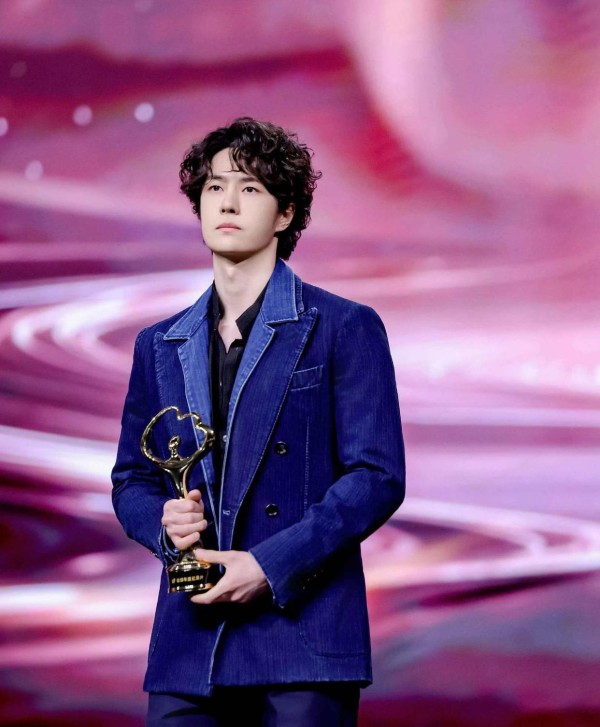 微博之夜的红毯历来是星光最盛的地方，镜头追逐着每一位盛装出席的明星，从发丝到裙摆，不容一丝细节错过