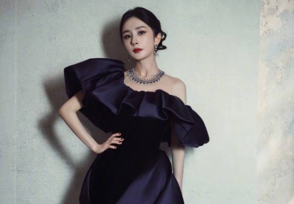 微博之夜肖战座位牌被“撕”，单C变双C二三排无人坐