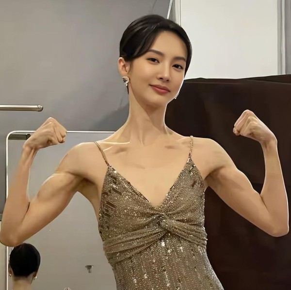 金晨风波后被偶遇，愁容满面心事重重，助理现场照意外曝光