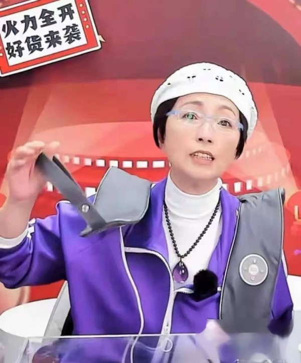 苑琼丹直播穿纸尿裤：敬业背后的行业生态与职业精神