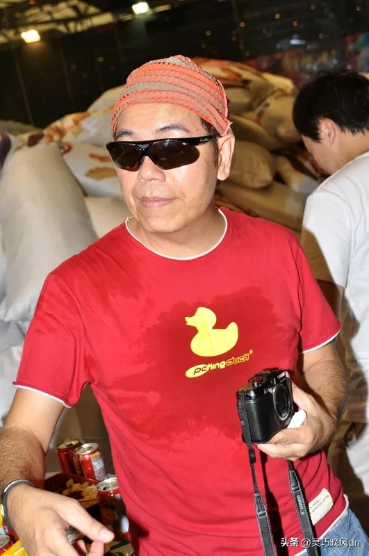 灵巧晚风dn：娱乐圈片酬最高的十位明星
第一位：周星驰(60岁)，片酬无价
第二位：李连杰(59岁)，片酬1.6亿
第三位：成龙(68岁)，片酬1.2亿
第四位：吴京(48岁)，片酬8000万
第五位：沈腾(42岁)，片酬6000万
第六位：周润发(67岁)，片酬5000万
第七位：徐峥(50岁)，片酬4000万
第八位：王宝强(40岁)，片酬3500万
第九位：黄渤(48岁)，片酬3000万
第...