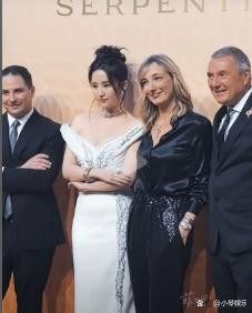 刘亦菲亮相宝格丽活动，高定白裙配灵蛇珠宝，尽显品牌代言人排面