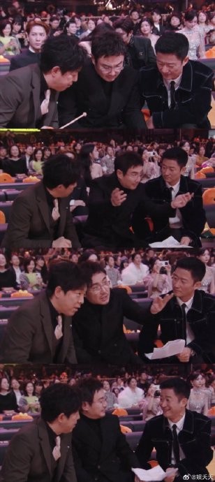 吴京在微博之夜上比划的“兔耳朵”手势具体是什么样子的？