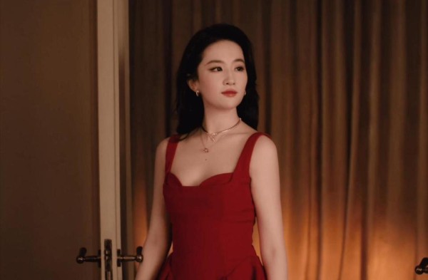 新春氛围感拉满！刘亦菲穿红色连衣裙露甜笑明艳动人