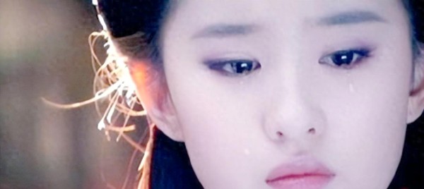 刘亦菲的争议历程：从金鹰奖风波到酷女孩转型