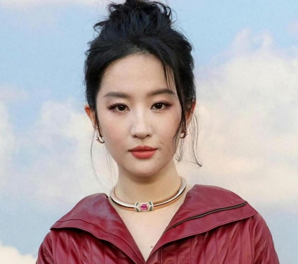 刘亦菲海外生图惹争议，网友：这还是天仙吗