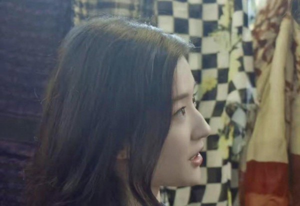 刘亦菲素颜出镜被网友吐槽“就这”，引发颜值争议到底她和网传的不一样在哪里，真相令人意外