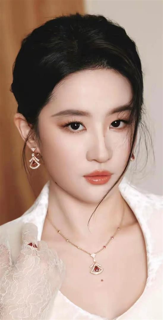 东京街头撞翻糖罐，阿布扎比生图封神！38岁刘亦菲的“反差感”才是绝杀