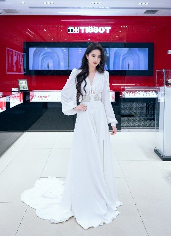 天梭全球品牌代言人刘亦菲“打卡”武商MALL·世贸天梭专卖店