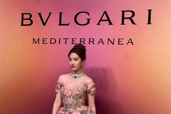 宝格丽一直赞助刘亦菲走红毯，原因只有一个，不是因为她漂亮，也不是她作品多，而是背后隐藏着资本的深层布局与明星光环的商业价值