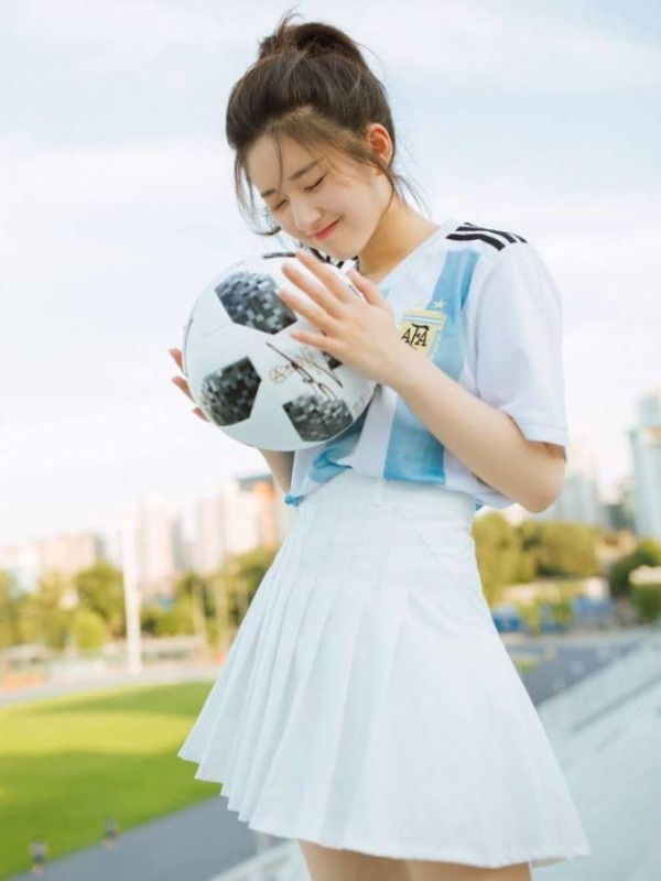 赵露思衣品真好，“海盐系”穿搭太让人心动，清新又甜美