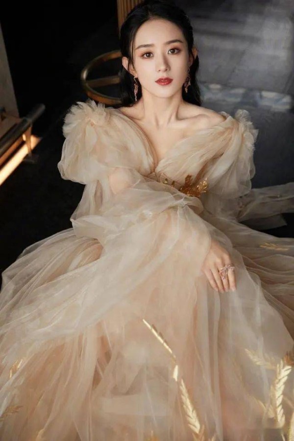 赵丽颖穿中国高定的纱裙 在时尚芭莎盛典的红毯上 演绎了纱裙的高级与时髦感