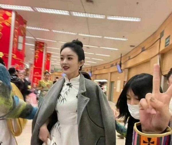 2026春晚后台曝光！赵丽颖靠这3个动作改善脖子前倾，体态堪比超模