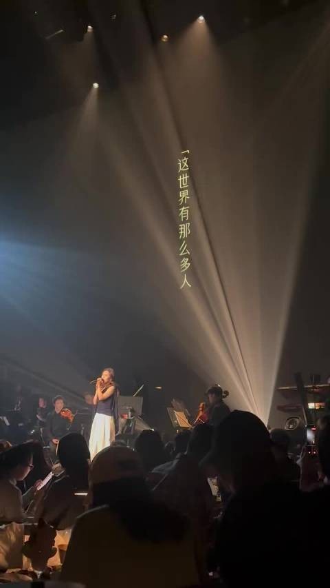 春天生命力独享风流，田野铺满不屈不挠欲望
