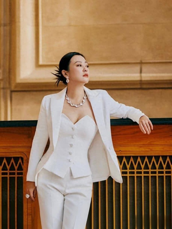 郝蕾的百变穿搭解析