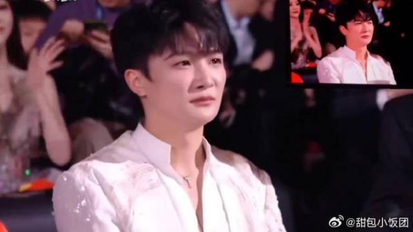 周深微博之夜盛典大笑，被导播切换后突然不敢笑了