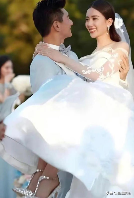 鱼渔娱乐：今年6月的上海街头，54岁的吴奇隆被路人拍到。他左手无名指上那枚婚戒的反光，像是对满天谣言最有力的回应。
咱就说这照片一出来，评论区炸锅的人不少——有人盯着戒指说“看来没离婚”，有人翻旧账提“当年婚变传闻”，可我盯着那枚反光的戒指，突然觉得特踏实。现在娱乐圈的明星，要么在热搜上秀恩爱，要么被扒出“塌房”新闻，像吴奇隆这样，用一枚戴了十年的婚戒当“辟谣器”的，还真不多见。
想起他早年的日子...