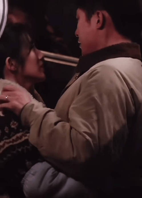 黄景瑜在《赢风》片场扒伞看热闹的完整视频是什么样的？