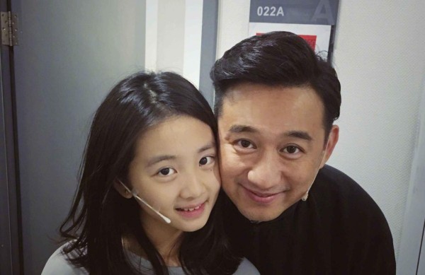 “邓超在培养女儿，黄磊在培养豪门儿媳妇”，2种教育差别明显