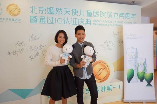 朱丹看望小朋友