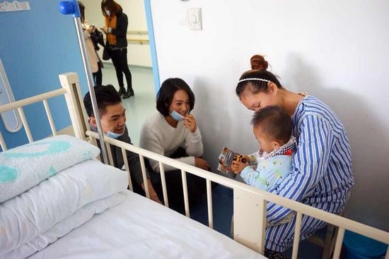 朱丹看望小朋友