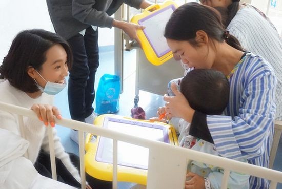 朱丹给小朋友送礼物