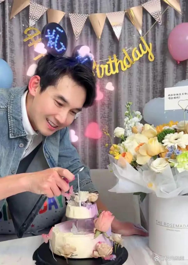 明星直播秀“真情”，甜蜜互动背后全是套路，粉丝当真傻在哪儿？