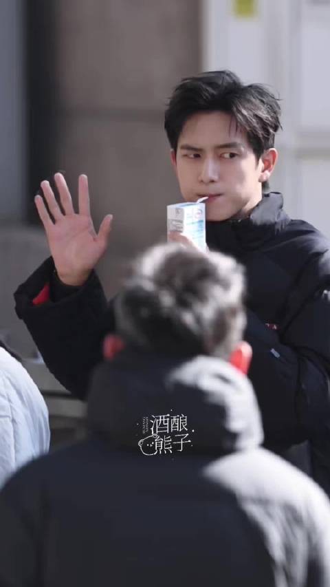 李现今日春晚联排上班裹着大羽绒服边喝牛奶边回头打招呼啊啊啊啊好乖啊！