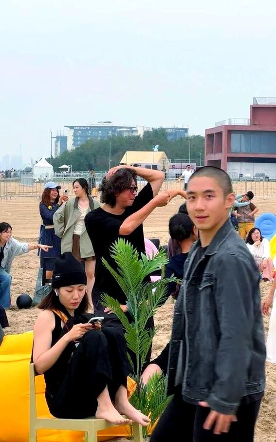 偶遇中的深度对话：何炅与许知远探讨“女神”标准