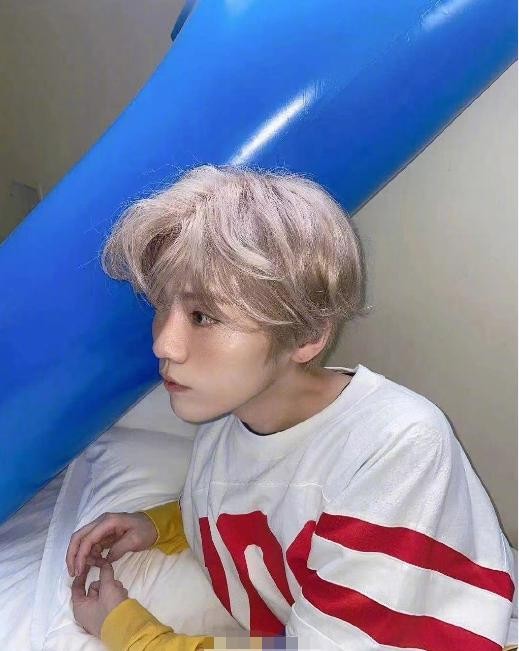 周迅采访提及鹿晗，声称看过鹿晗的演唱会，大力夸赞直呼厉害