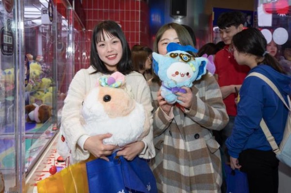 引流量、造爆款，LLJ夹机占里的“饭圈江湖”